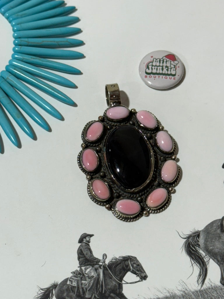 Black Onyx Queen Conch Floral Pendant