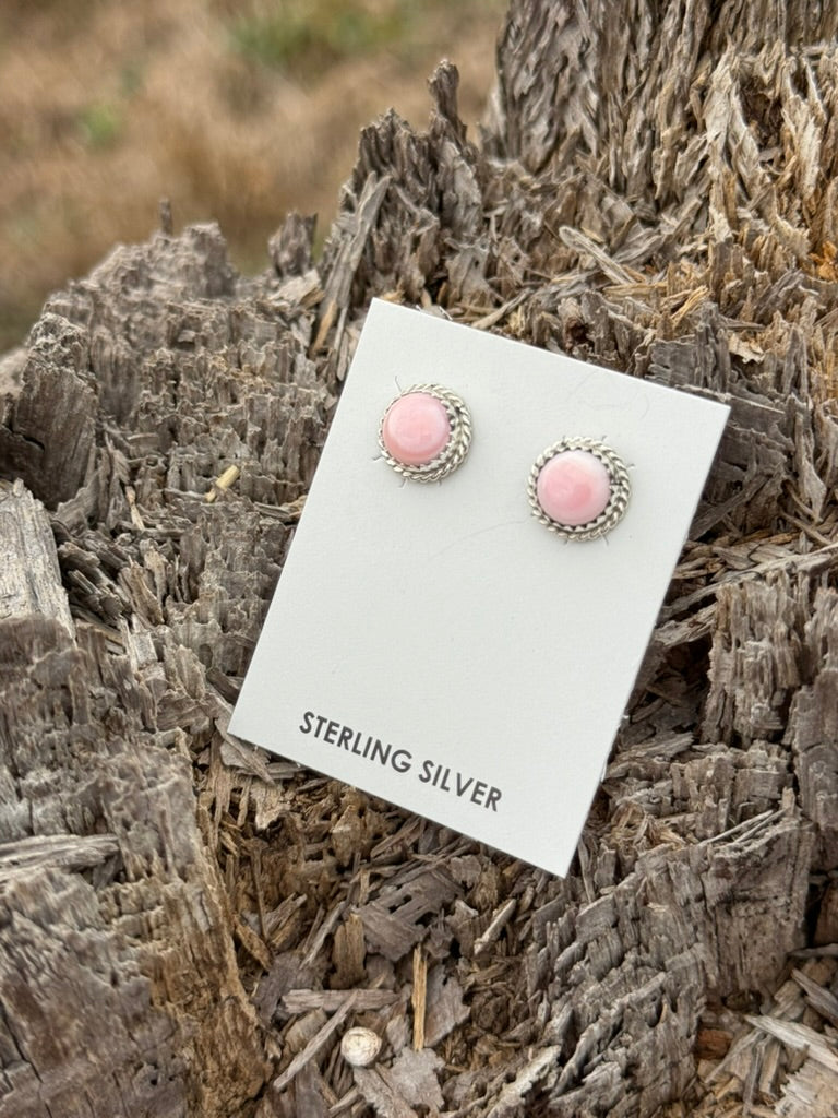 Rope Edge Pink Conch Stud Earrings