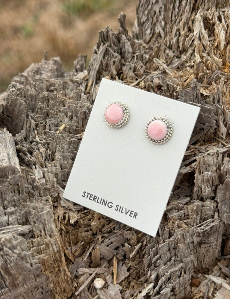 Rope Edge Pink Conch Stud Earrings
