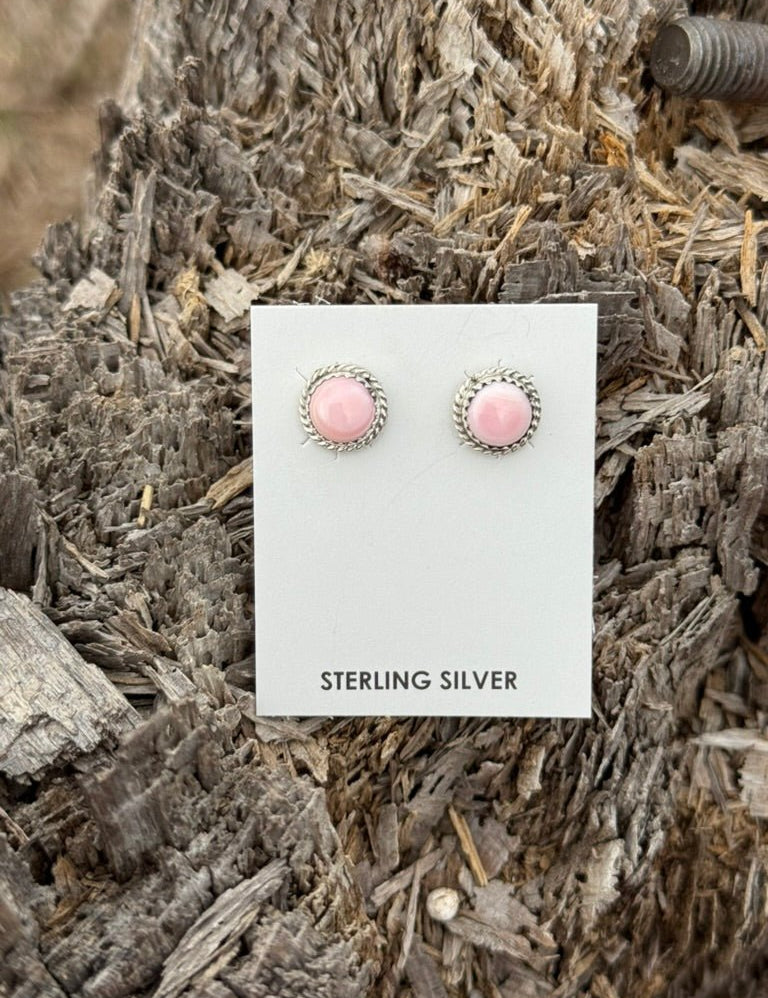 Rope Edge Pink Conch Stud Earrings
