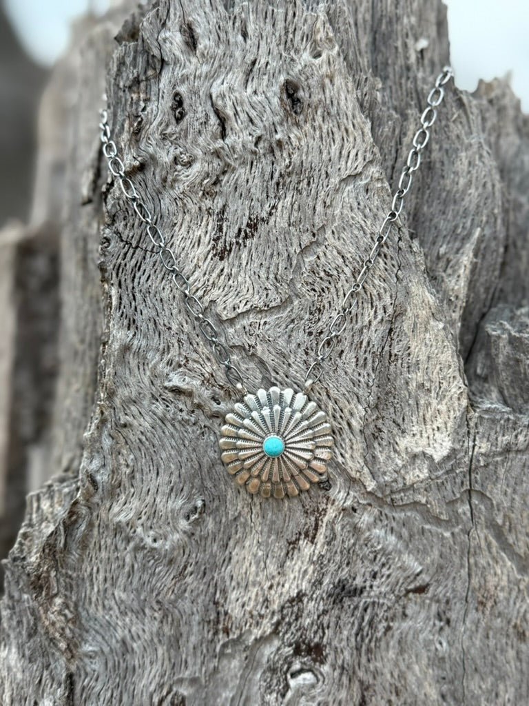 The Blooming Conch Paperclip Chain Necklace