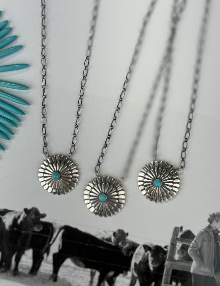 The Blooming Conch Paperclip Chain Necklace