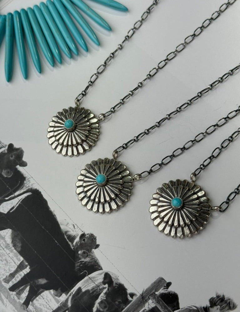 The Blooming Conch Paperclip Chain Necklace