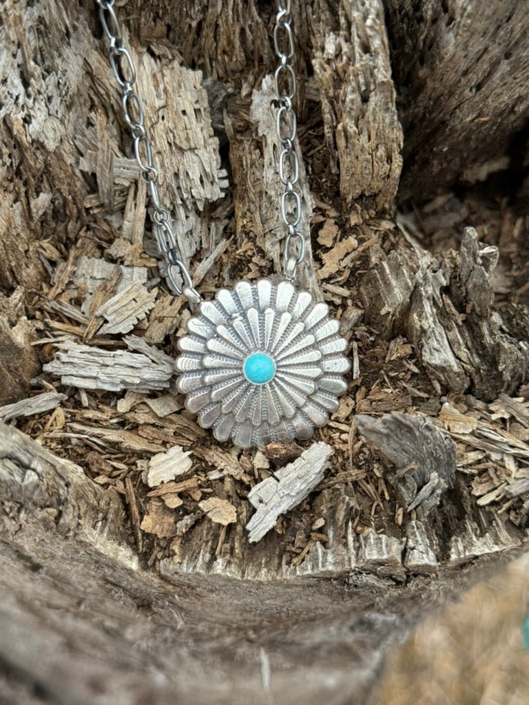The Blooming Conch Paperclip Chain Necklace