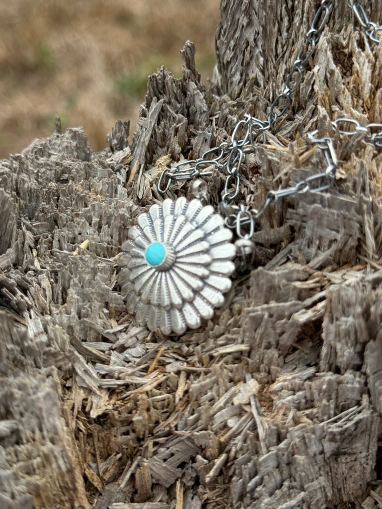 The Blooming Conch Paperclip Chain Necklace