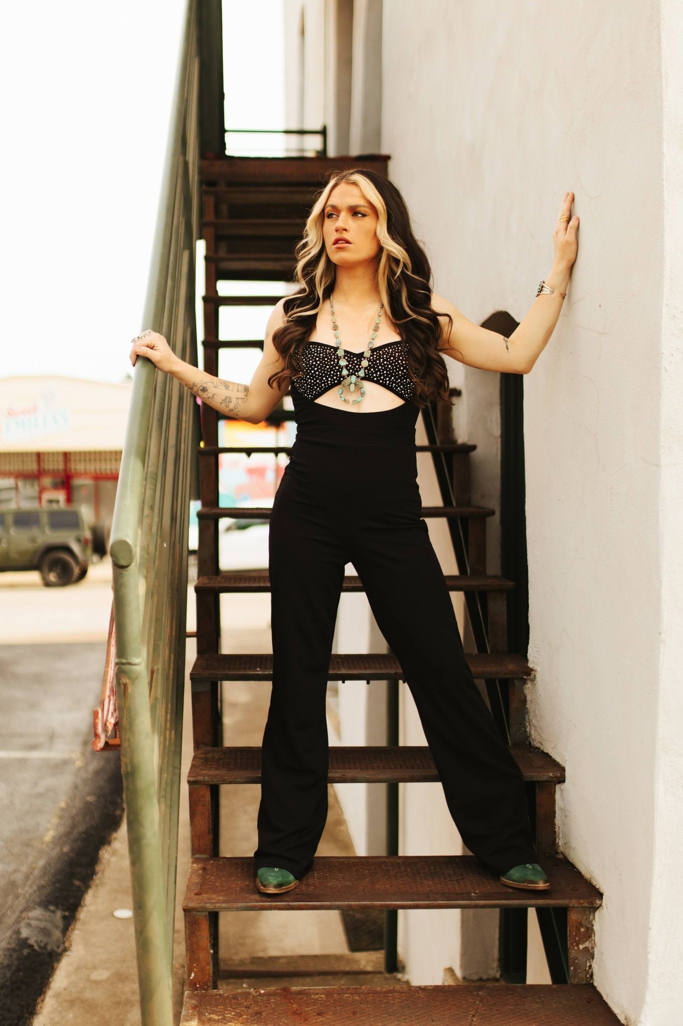 Senior picture portrait ideas downtown jumpsuit romper urban pose  www.devonjimagery... Devon J. Ima… | Senior photo outfits, Girl senior  pictures, Senior girl poses